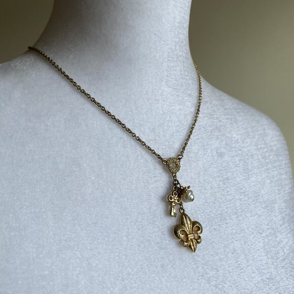 Vintage SIGNED GUESS Charm Necklace Gold Tone Faux Pearl 90s Y2K Fleur De Lis - Picture 5 of 7